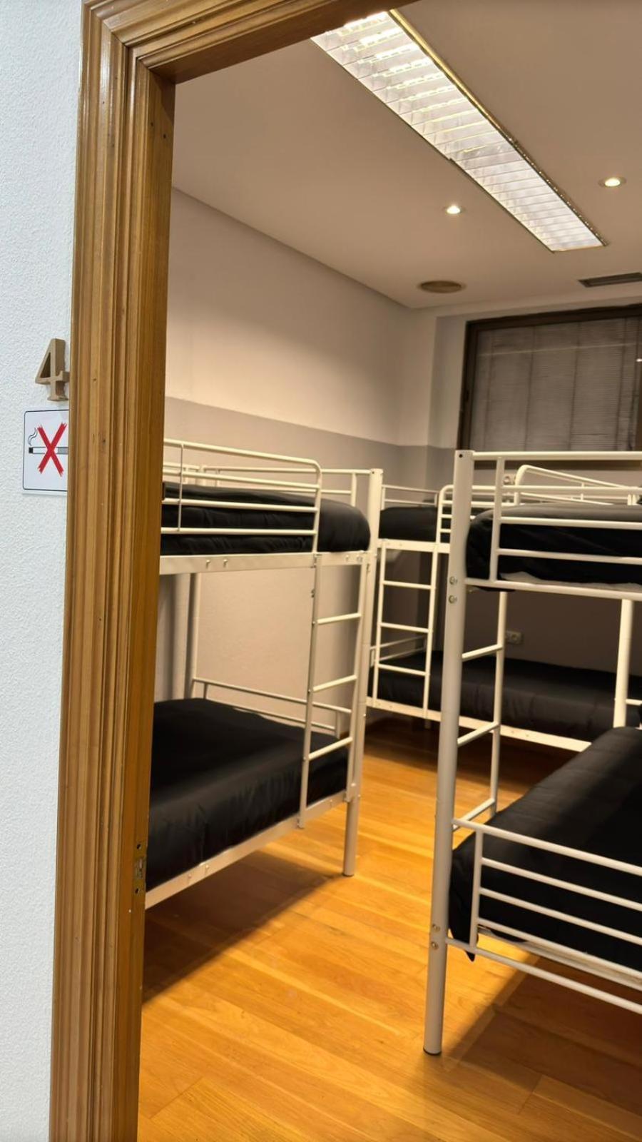 Hostel Puerta Del Angel Madrid Esterno foto