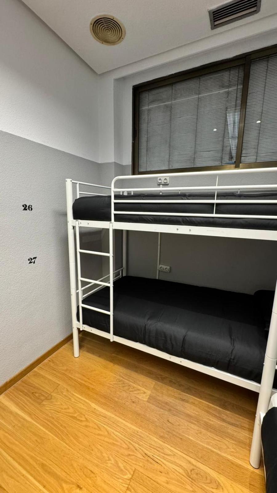 Hostel Puerta Del Angel Madrid Esterno foto